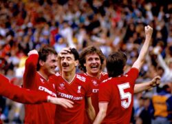 Kenny Dalglish, leyenda del Liverpool, en tratamiento contra el cáncer